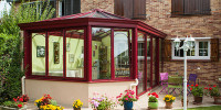 Véranda sur mesure Style victorien Aluminium rouge sur Maison en brique foraine